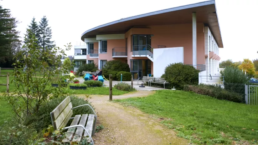Photo du parc qui entoure l'hôpital de Lesneven avec des bancs et des tables pour s'asseoir
