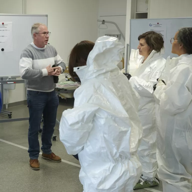 formateur s'adresse a trois soignants en formation