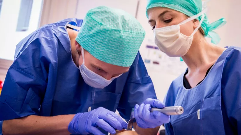 Photo d'illustration d'étudiants en médecine s'entraînant sur un mannequin