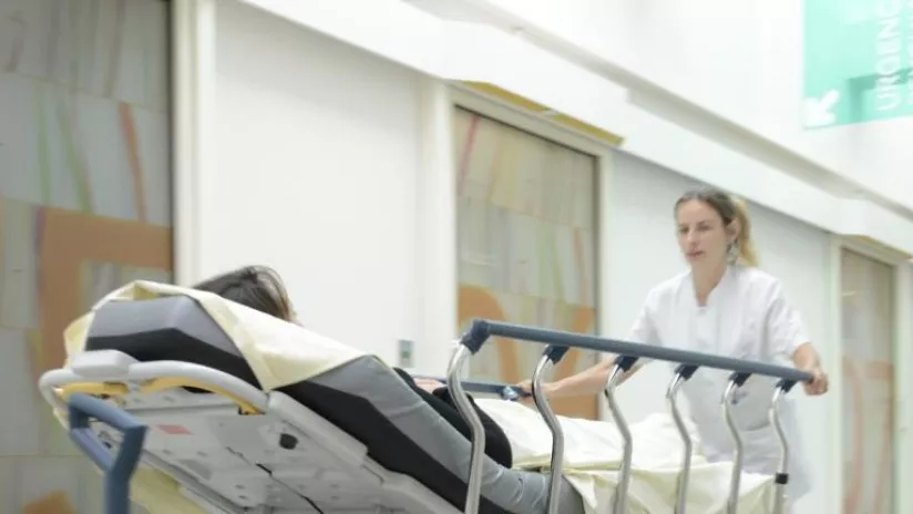 Une urgentiste pousse un brancard