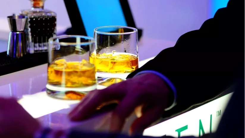 Prévention contre l'alcool : un homme est accoudé avec 2 verres de whisky devant lui