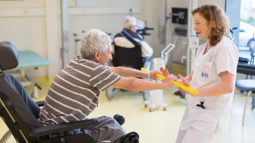 Un patient fait de la kiné avec une soignante