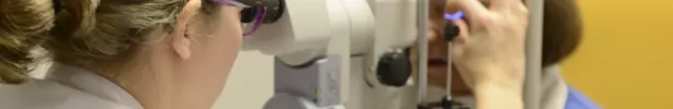 Médecin ophtalmologue avec une patiente