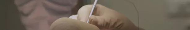 Opération d'orthopédie en cours
