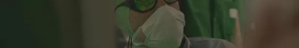 Un médecin avec des lunettes