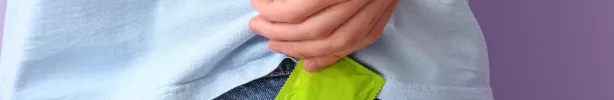 homme sort un préservatif de sa poche