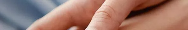 Focus d'une main qui touche un bras