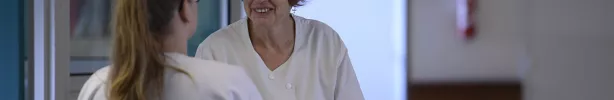 deux soignantes face à face discutent