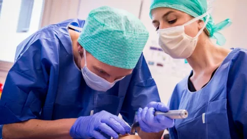 Photo d'illustration d'étudiants en médecine s'entraînant sur un mannequin