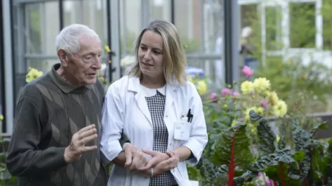 Une soignante accompagne une personne âgée