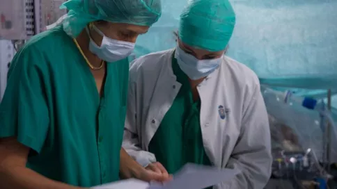 Deux médecin étudient un dossier au bloc