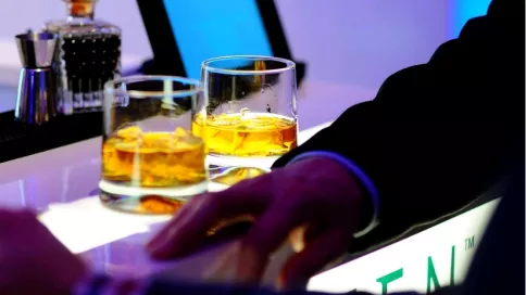 Prévention contre l'alcool : un homme est accoudé avec 2 verres de whisky devant lui