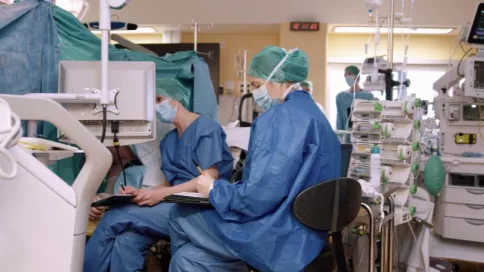 Deux infirmières surveillent un patient pendant une opération
