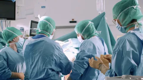 5 médecins et infirmières pendant une opération