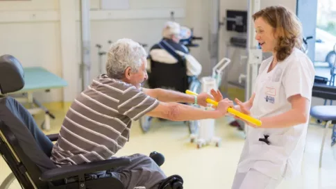 Un patient fait de la kiné avec une soignante