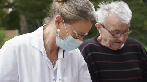 personne âgée et soignante