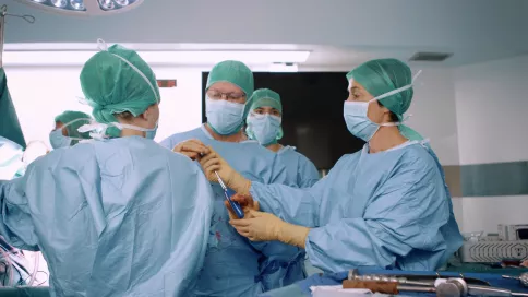 Chirurgiens avec du matériel de chirurgie