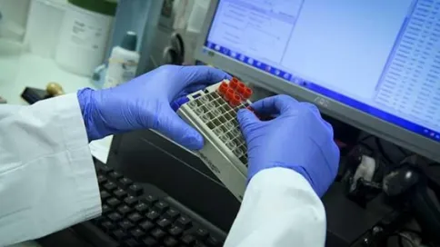 Une laborantine manipule des échantillons